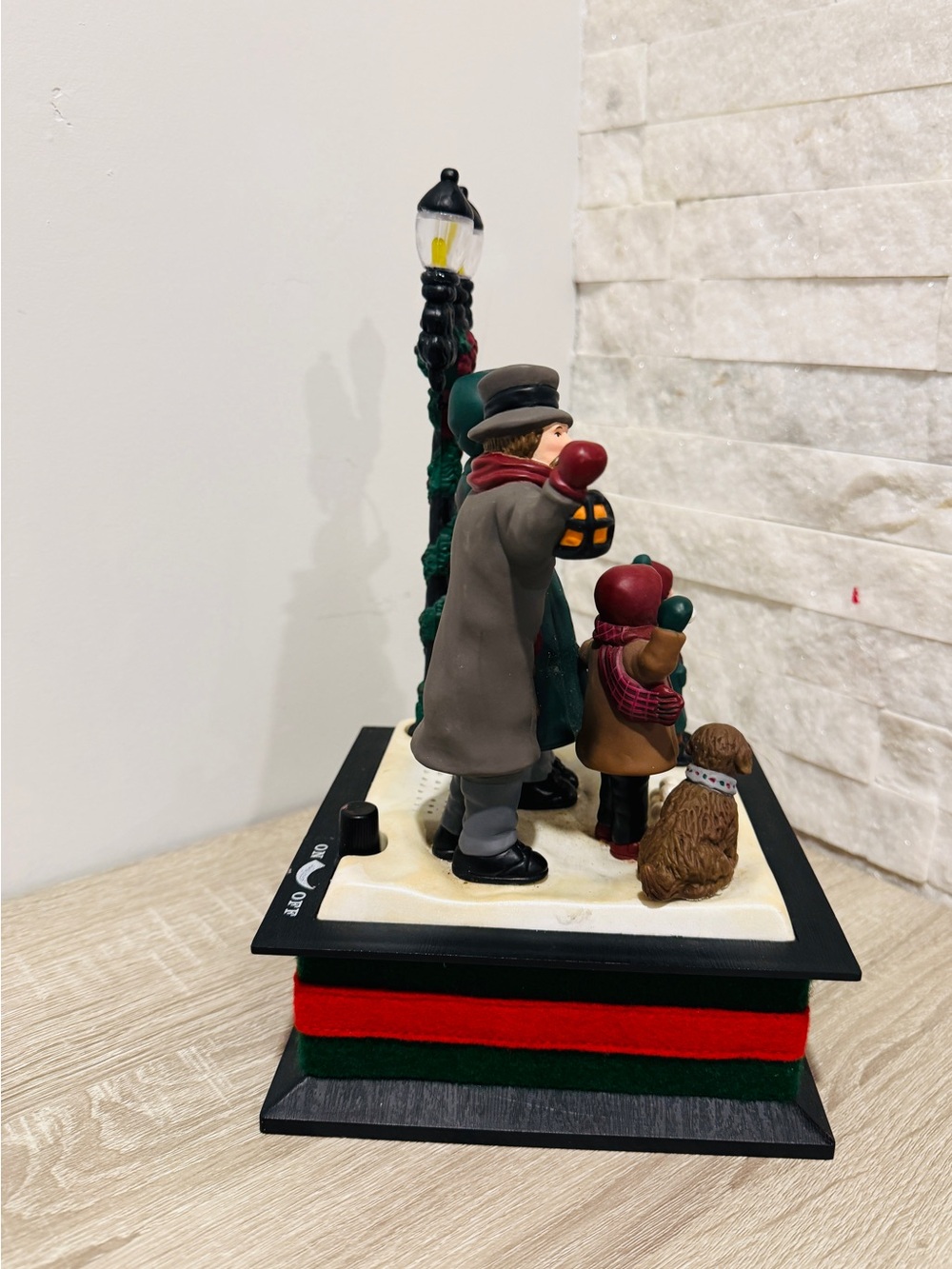 Vintage 1990 Dickens Family Light-Up & Musical Christmas Display Smile Ind. Ltd. - Picture 6 of 13